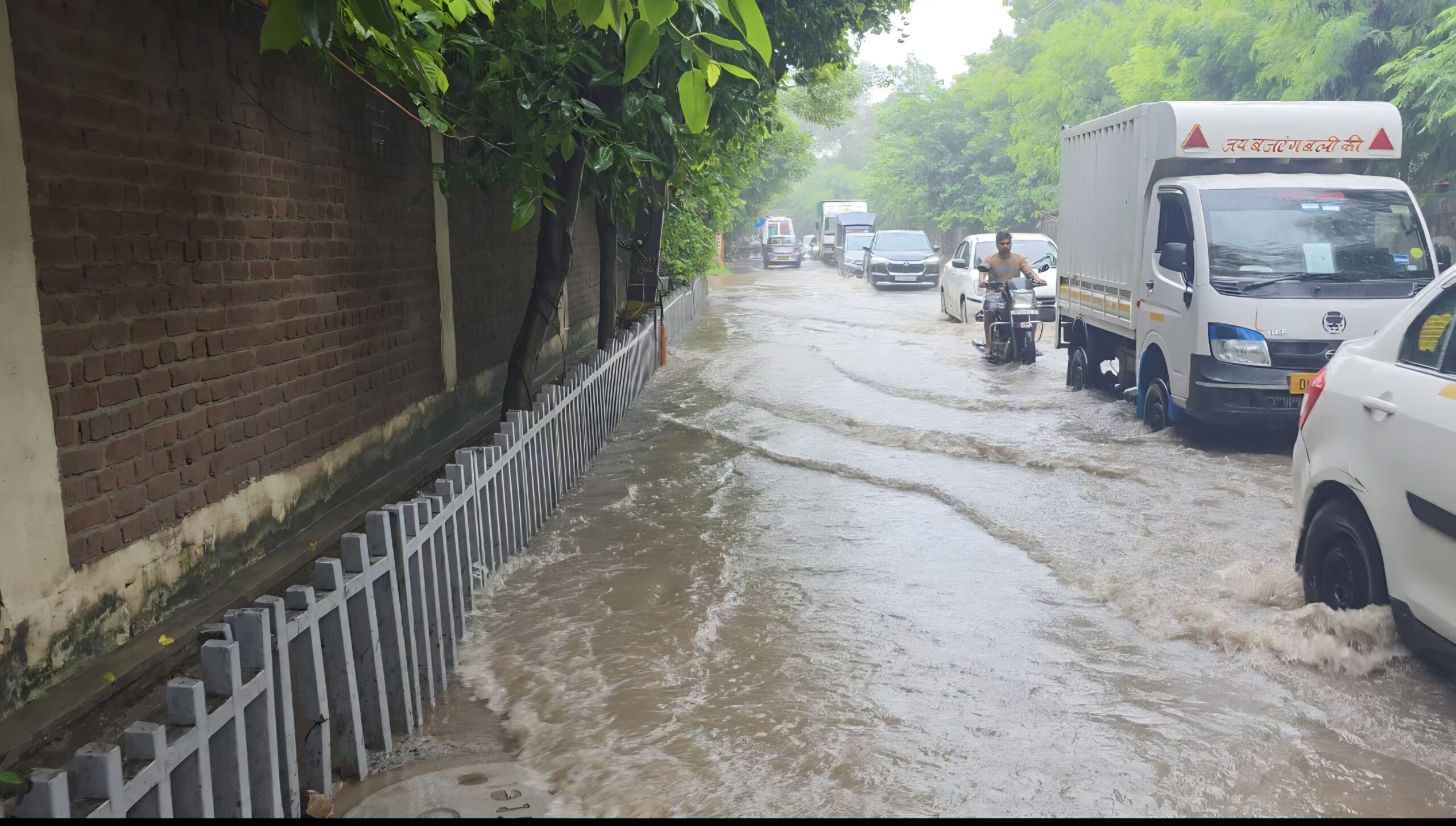 Severe waterlogging on Mandi Road during heavy rainfall causing traffic distruptions